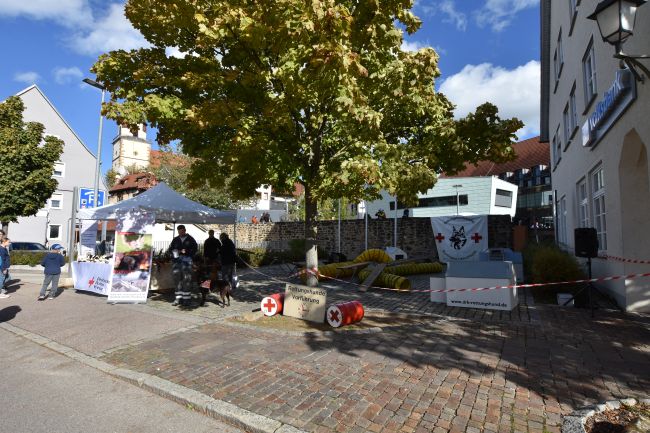 zu sehen ist die Rettungshundebereitschaft des Kreisverbands Nürtingen-Kirchheim beim Verkaufsoffenen Sonntag in Weilheim