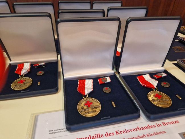 zu sehen sind einige Verdienstmedaillen in Bronze des DRK Kreisverband
