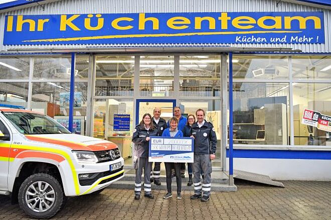 zu sehen sind Vertreter des DRK Weilheim und das Team von Ihr Küchenteam GmbH bei der Spendenübergabe